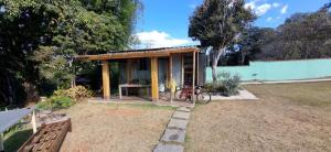 GlauraEstúdio Glaura的一辆停放在车前的小房子