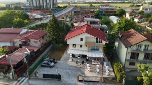 een uitzicht over de stad met een gebouw bij Avenue Apartments Ilinden in Ilinden