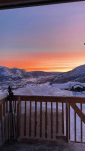 une caméra sur un balcon avec vue sur la neige dans l'établissement Fantastisk utsikt i Hemsedal med ski in og ski ut, à Fausko
