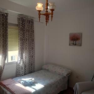Un dormitorio pequeño con una cama y una ventana. en Rooms Malaga, en Málaga