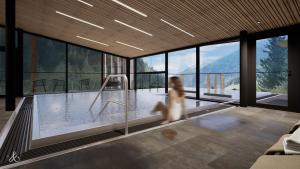 Eine Frau in einem Schwimmbad in einem Haus in der Unterkunft Hotel Kirchenwirt in Kaunertal