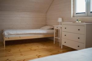 En eller flere senge i et værelse på Baltic Domki