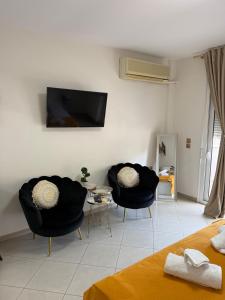 TV a/nebo společenská místnost v ubytování Garnet Studio Flats
