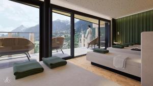 ein Hauptschlafzimmer mit Blick auf einen Berg in der Unterkunft Hotel Kirchenwirt in Kaunertal