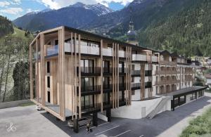 ein Gebäude auf einem Dach mit Bergen im Hintergrund in der Unterkunft Hotel Kirchenwirt in Kaunertal