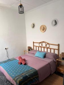 a bedroom with a bed with two towels on it at Casa caloret 1r Pl 2 minutos de la playa y del centro in Vinaròs