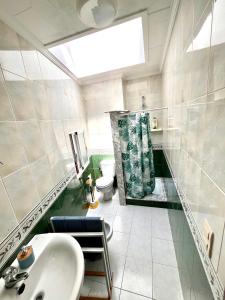 a bathroom with a sink and a toilet at Casa caloret 1r Pl 2 minutos de la playa y del centro in Vinaròs