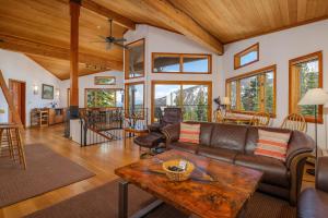un salon avec un canapé et une table dans l'établissement Alpine Retreat By Hauserman Rentals, à Tahoe City