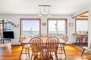 a dining room with a table and chairs at Seascape in Oceanside in Oceanside +52 photos
