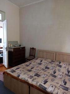a bedroom with a bed and a desk and a chair at Ferienhaus in Georgien, Kobuleti in der Nähe vom Strand in K'obulet'i