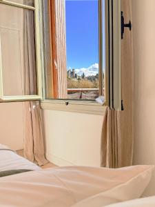 Ένα ή περισσότερα κρεβάτια σε δωμάτιο στο Maison La Djoon,Vue Cité, centre ville Spa Jardin