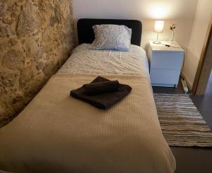 Valença Riverside by BeeFlatsBnB tesisinde bir odada yatak veya yataklar