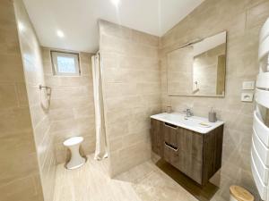 Ένα μπάνιο στο Maison La Djoon,Vue Cité, centre ville Spa Jardin