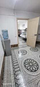 阿特劳Adeke Hostel的一间设有门和瓷砖地板的客房