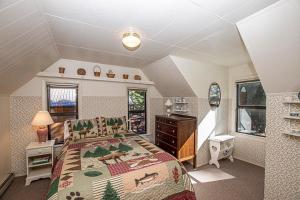 une chambre avec un lit et une commode dans l'établissement Fir Forest Cottage By Hauserman Rentals, à Tahoe City