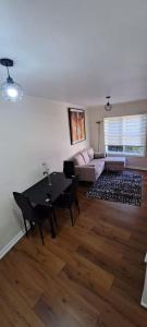 オソルノにあるDepartamento full equipado con 1 habitación matrimonialのソファとテーブルのあるリビングルーム