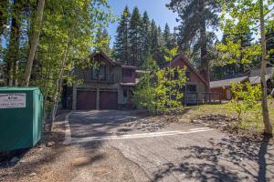 una casa con un garaje en el bosque en Bonanza By Hauserman Rentals, en Tahoe City