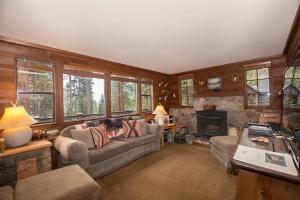 ein Wohnzimmer mit Couch und Kamin in der Unterkunft Rockwood By Hauserman Rentals in Carnelian Bay