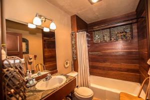 ein Badezimmer mit Waschbecken, Badewanne und Toilette in der Unterkunft Rockwood By Hauserman Rentals in Carnelian Bay + 19 Fotos