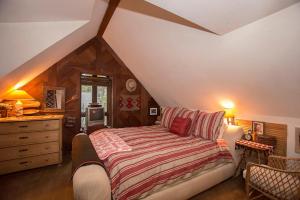 ein Schlafzimmer mit einem großen Bett im Dachgeschoss in der Unterkunft Rockwood By Hauserman Rentals in Carnelian Bay