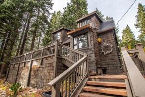 ein Baumhaus mit Terrasse und Treppe in der Unterkunft Rockwood By Hauserman Rentals in Carnelian Bay