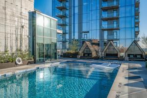 a swimming pool in front of a building at Natiivo Boutique Boot Inn in Austin