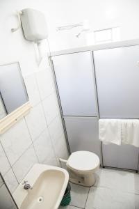 Hotel Pinheirinho tesisinde bir banyo