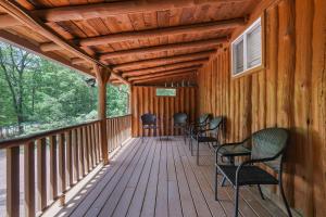 Balkón nebo terasa v ubytování Cozy Log Cabin in Jim Thorpe