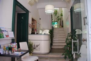 pasillo con escalera, puerta y escalera en Villa Vittoria Tropea B&B, en Tropea