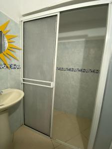 Ένα μπάνιο στο Habitacion Pauvemar en Coveñas