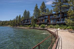 szereg budynków apartamentowych obok zbiornika wodnego w obiekcie Star Harbor # 13 By Hauserman Rentals w mieście Tahoe City