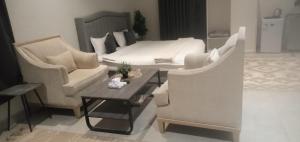 a living room with a bed and a coffee table at غرفة نوم ماستر كبيرة قريبة من المطار in Riyadh