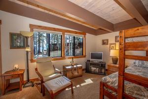 Un dormitorio con una litera y una silla. en Star Harbor # 27 By Hauserman Rentals, en Tahoe City