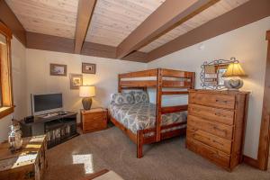 1 dormitorio con litera y TV en Star Harbor # 27 By Hauserman Rentals, en Tahoe City
