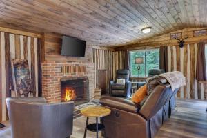 Posezení v ubytování Cozy Log Cabin in Jim Thorpe