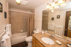 Et badeværelse på Villas # 78 By Hauserman Rentals + 11 billeder