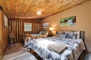 Postel nebo postele na pokoji v ubytování Cozy Log Cabin in Jim Thorpe