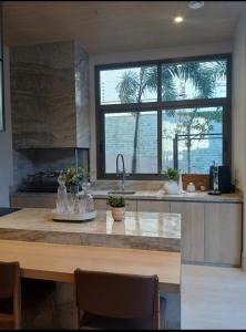 a kitchen with a table and a large window at Studio Metrô Tatuapé Wi-fi-Piscina-Academia in Sao Paulo