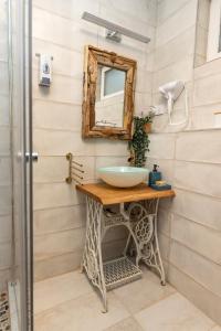 a bathroom with a sink and a mirror at Anna Vendégház Kesztölc in Kesztölc