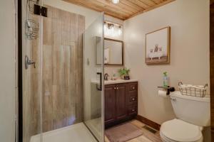 Koupelna v ubytování Cozy Log Cabin in Jim Thorpe + 27 fotografií