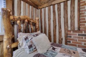 Postel nebo postele na pokoji v ubytování Cozy Log Cabin in Jim Thorpe