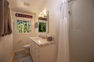 Ένα μπάνιο στο Hillhouse By Hauserman Rentals +16 φωτογραφίες