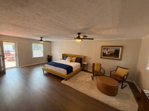Un pat sau paturi într-o cameră la Downtown Russellville Home with Hot Tub