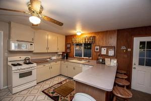 O bucătărie sau chicinetă la Holland By Hauserman Rentals +13 fotografii