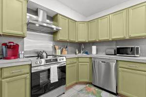 Kuchyň nebo kuchyňský kout v ubytování NEW Bayside Breeze - Charming Apt Near Bayshore