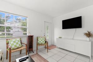 TV a/nebo společenská místnost v ubytování NEW Bayside Breeze - Charming Apt Near Bayshore