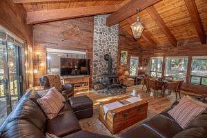 salon z kanapą, stołem i kominkiem w obiekcie Home Swede Home By Hauserman Rentals w mieście Tahoe City