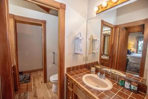 łazienka z umywalką, toaletą i lustrem w obiekcie Home Swede Home By Hauserman Rentals w mieście Tahoe City +30 zdjęć