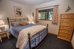 sypialnia z łóżkiem, komodą i oknem w obiekcie Home Swede Home By Hauserman Rentals w mieście Tahoe City