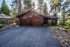 dom z garażem na środku podjazdu w obiekcie Home Swede Home By Hauserman Rentals w mieście Tahoe City